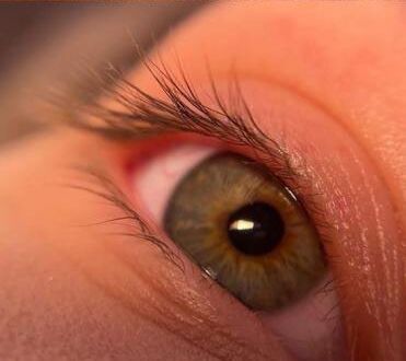 Kaş Laminasyonu Nedir? Bu işlem, kaşları düzenlemek ve şekillendirmek için kullanılan bir tekniktir.